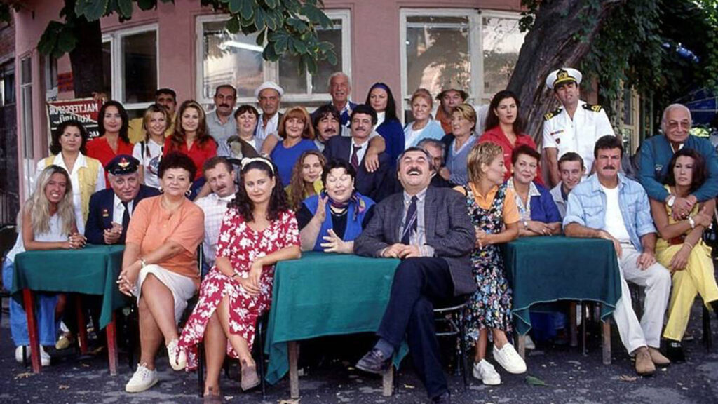 20 Efsane Türk Dizisi – Unutulmaz Yapımlar ve TV Reklam Etkisi 3 Mahallenin Muhtarları (TRT 1, Kanal D)